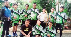 Penyerahkan Tropy Juara 1 Lomba Bola Volly Kelas Khusus Olahraga KKO Cabang Bola Volly