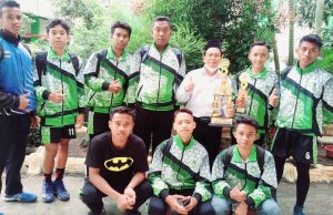 Penyerahkan Tropy Juara 1 Lomba Bola Volly Kelas Khusus Olahraga KKO Cabang Bola Volly