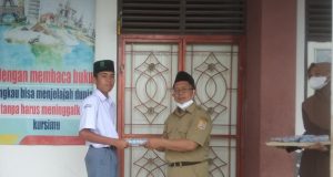 Kepala Sekolah Berikan Reward Kepada Siswa Berprestasi