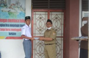 Kepala Sekolah Berikan Reward Kepada Siswa Berprestasi