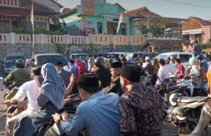 Guru dan Siswa Kompak Meriahkan Pawai Sunatan Masal haul ke-11 Pendiri Al Hikmah 2