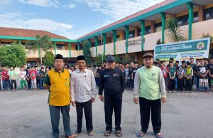 Guru, Kyai serta Santri Gotong Royong Membersihkan Desa