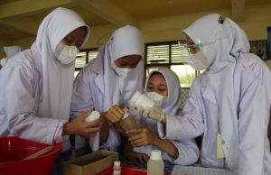 “Kebersihan Setengah dari Iman,” Siswa SMAS Al Hikmah Membuat Sabun Sebagai Alat Kebersihan