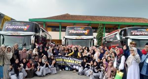 Siswa-siswi SMAS Al Hikmah Menyatu dengan Sejarah Lewat Wisata Religi ke Makam Para Wali Songo