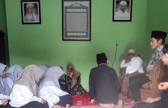 “Nyuwun Restu Kyai” Semua Siswa Kelas XI Sowan Pengasuh Sebelum Berangkat Outing Class Program/PKL