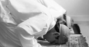 Antara Laki-laki dan Perempuan (dalam Salat) Berbeda dalam Lima Hal Pasaran ke-11