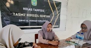 Salah Satu Siswi Kelas XI Tahfidz SMAS AL-HIKMAH Capai Hafalan 27 Juz dalam Tasmi’ Hifdzil Qur’an Akhir Semester 1