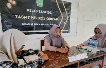 Salah Satu Siswi Kelas XI Tahfidz SMAS AL-HIKMAH Capai Hafalan 27 Juz dalam Tasmi’ Hifdzil Qur’an Akhir Semester 1