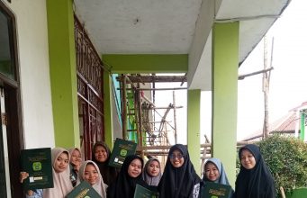 Pembagian Hasil Belajar Siswa/Siswi SMAS AL-HIKMAH