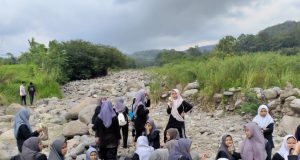 Keseruan Survival Pramuka SMAS AL-HIKMAH Menyusuri Sungai Keruh