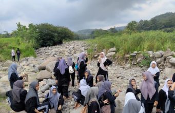 Keseruan Survival Pramuka SMAS AL-HIKMAH Menyusuri Sungai Keruh