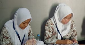 Kreatifitas Siswi Tata Busana SMA AL HIKMAH dalam Praktek Membuat Payet