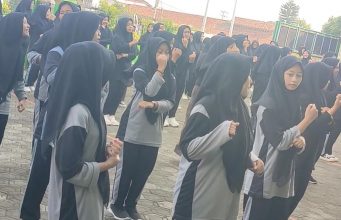 Sorakan Ceria Siswa Siswi SMA AL HIKMAH Mengikuti Kegiatan Senam Bersama