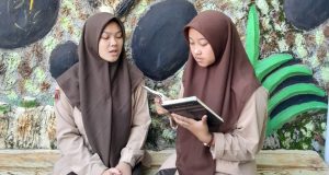 Di Antara Lembar Soal, Murojaah Tetap Menjadi Prioritas Siswa-Siswi Kelas Tahfidz SMA AL HIKMAH