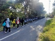 Memperingati Hari Olahraga Nasional Ke-42 SMA AL HIKMAH Melakukan Aksi Jalan Sehat dan Tadabur Alam