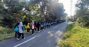 Memperingati Hari Olahraga Nasional Ke-42 SMA AL HIKMAH Melakukan Aksi Jalan Sehat dan Tadabur Alam