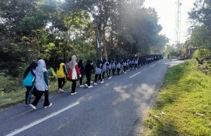 Memperingati Hari Olahraga Nasional Ke-42 SMA AL HIKMAH Melakukan Aksi Jalan Sehat dan Tadabur Alam