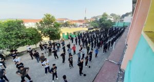 7 Kebiasaan Anak Indonesia Hebat SMA AL HIKMAH Melaksanakan Senam Bersama