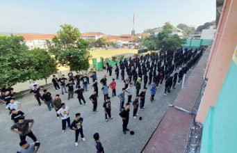 7 Kebiasaan Anak Indonesia Hebat SMA AL HIKMAH Melaksanakan Senam Bersama
