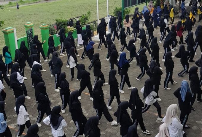 SMA Al Hikmah Gelar Senam Bersama Usai PSAS Ganjil